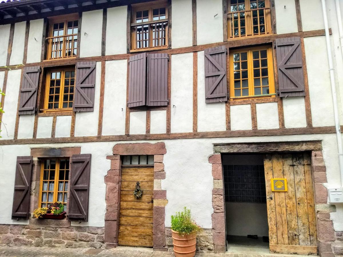 Gite De La Porte Saint Jacques: A Hostel For Pilgrims Bagian luar foto